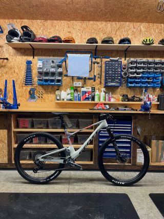 Scott Spark RC Team vypadá fakt dobře👌Tlumič v rámu je dost cool! 💣 Jelikož je to tento rok desátá ofiko sezóna, takové...