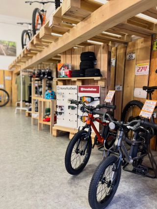 Vánoce za rohem✌️ Jestli ještě nemáš dárky pro své nejbližší tak se zastav jakékoliv pondělí na krámek a můžeš vybírat ze...